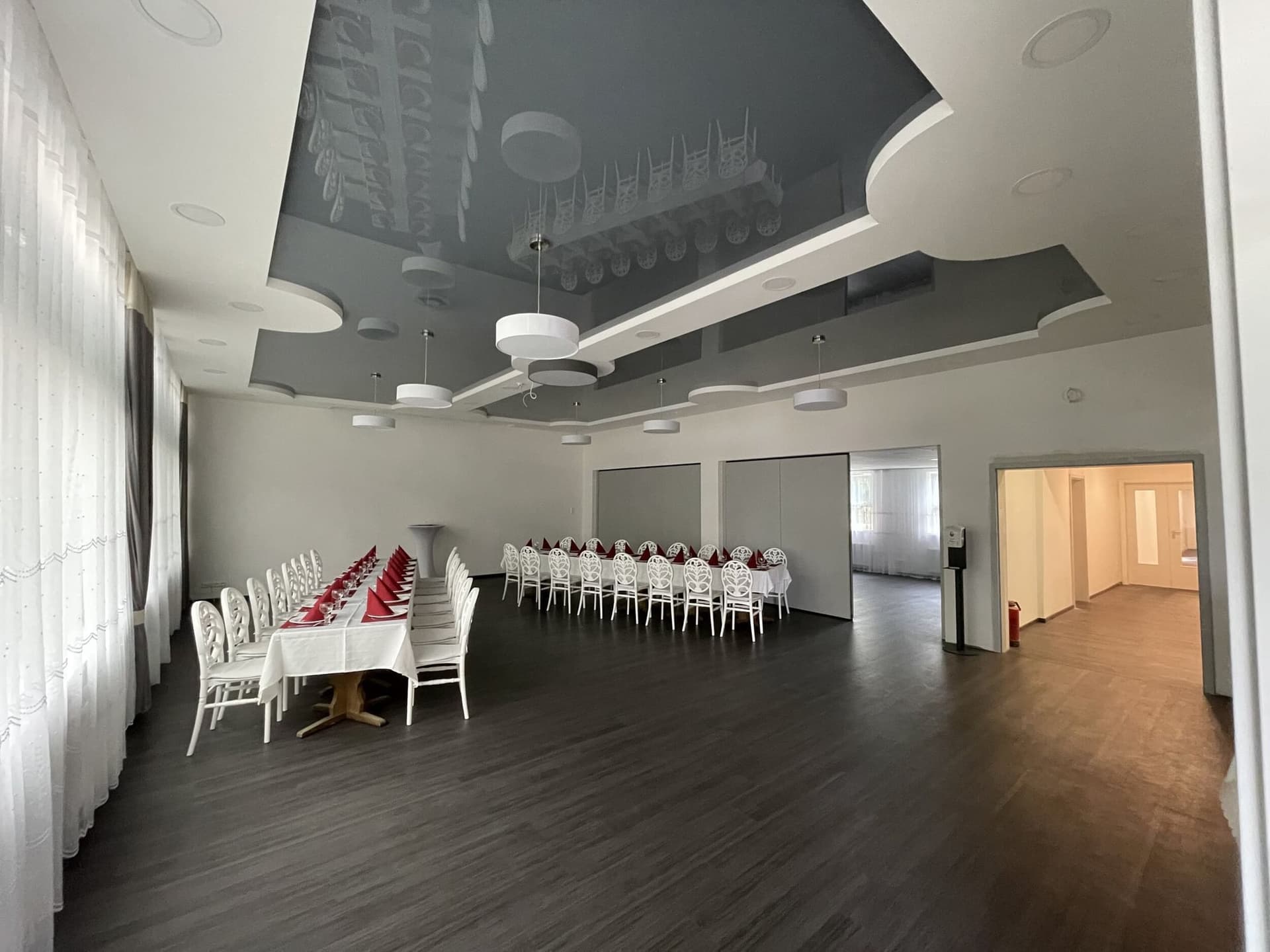 Festsaal nach der Sanierung mit neuer Deckengestaltung